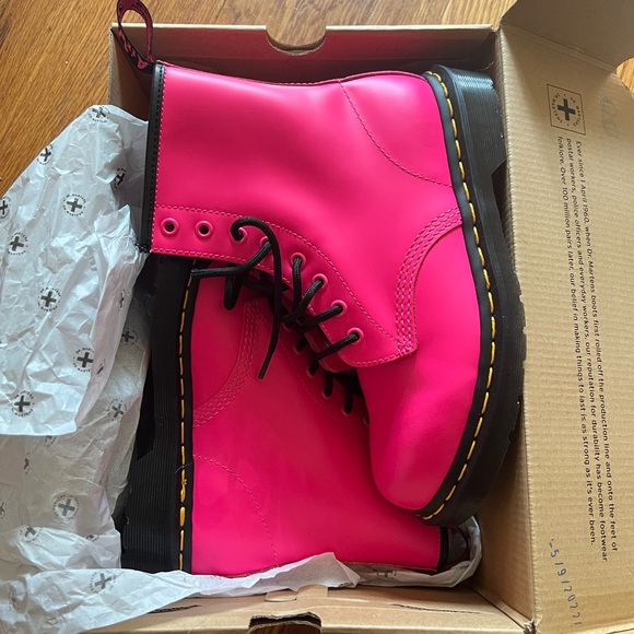 Dr. Martens 1460 smooth leather lace up boot in clash pink | womens 7 | BMWT - Picture 4 of 5